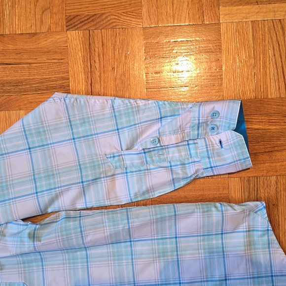 Under Armoir Shirt Size Medium. - Picture 3 of 7